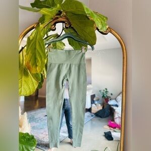 Set active x revolve sage green leggings small